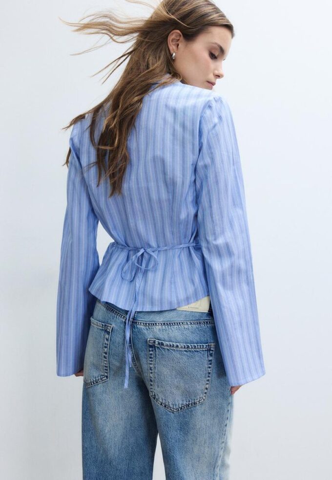 Camisa ajustada con nudo Camisa ajustada con nudo