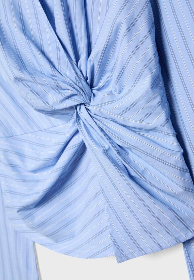 Camisa ajustada con nudo Camisa ajustada con nudo