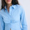 Camisa entallada con costura bajo el pecho Camisa entallada con costura bajo el pecho