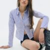 Camisa entallada con costura bajo el pecho Camisa entallada con costura bajo el pecho