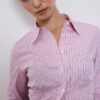 Camisa entallada con costura bajo el pecho Camisa entallada con costura bajo el pecho