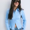 Camisa entallada con costura bajo el pecho Camisa entallada con costura bajo el pecho
