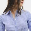 Camisa entallada con costura bajo el pecho Camisa entallada con costura bajo el pecho