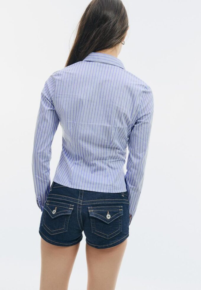 Camisa entallada con costura bajo el pecho Camisa entallada con costura bajo el pecho