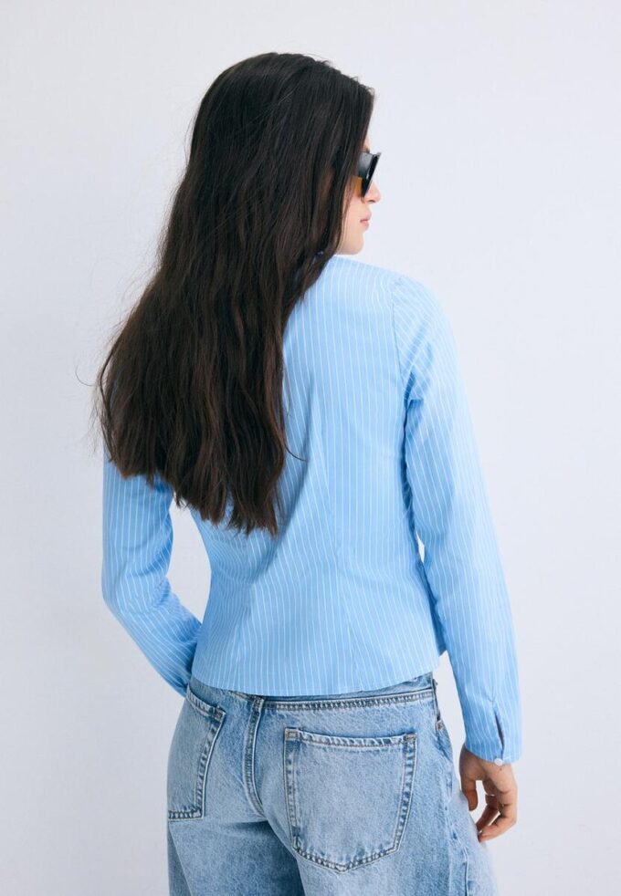 Camisa entallada con costura bajo el pecho Camisa entallada con costura bajo el pecho