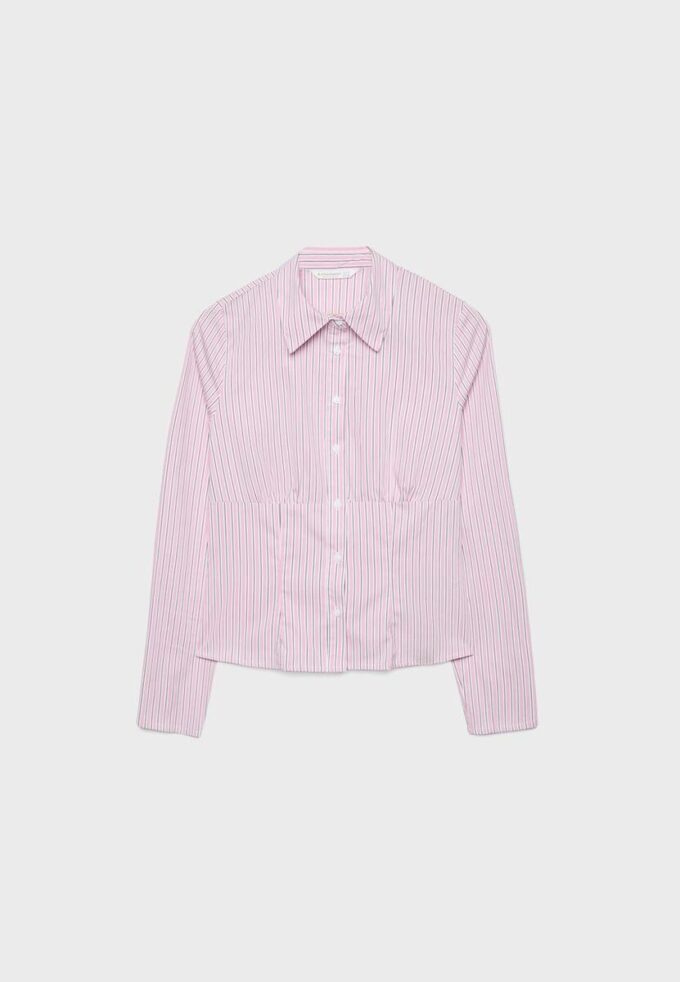 Camisa entallada con costura bajo el pecho Camisa entallada con costura bajo el pecho