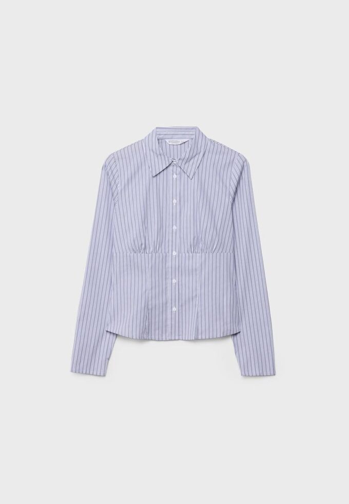 Camisa entallada con costura bajo el pecho Camisa entallada con costura bajo el pecho
