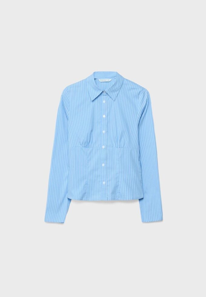 Camisa entallada con costura bajo el pecho Camisa entallada con costura bajo el pecho