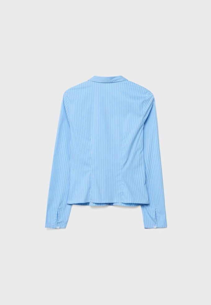 Camisa entallada con costura bajo el pecho Camisa entallada con costura bajo el pecho