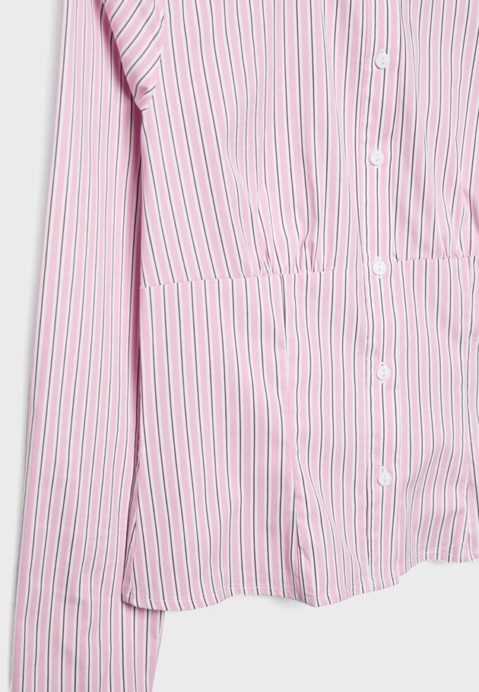 Camisa entallada con costura bajo el pecho Camisa entallada con costura bajo el pecho