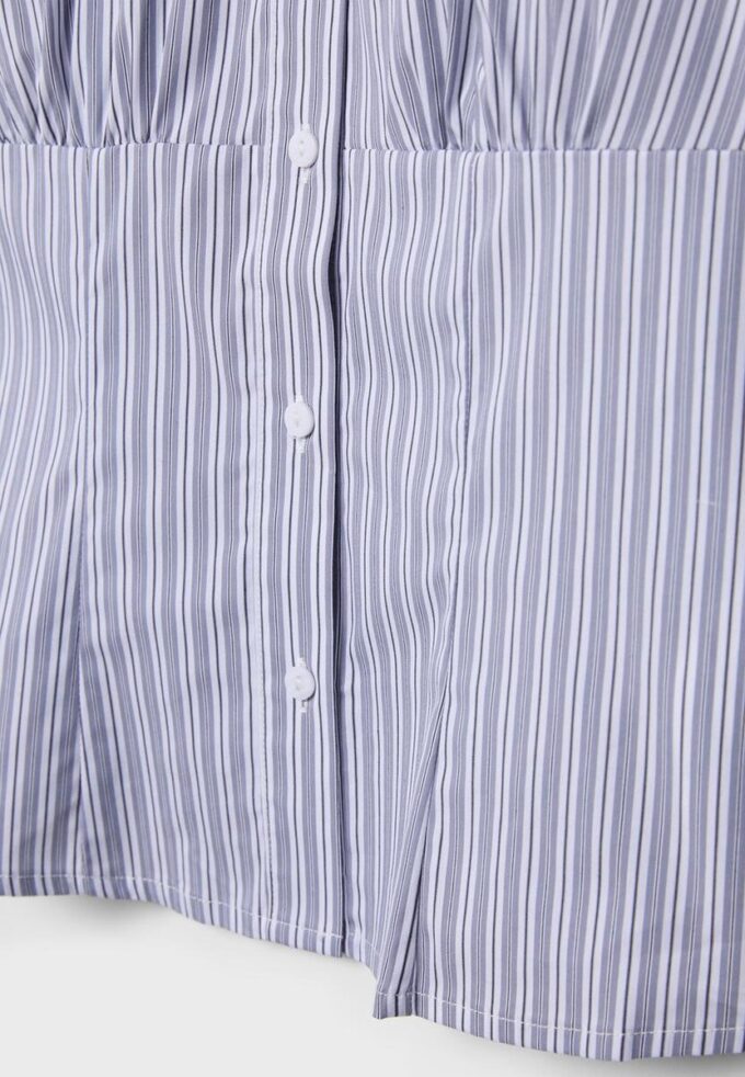 Camisa entallada con costura bajo el pecho Camisa entallada con costura bajo el pecho