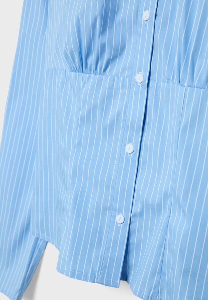 Camisa entallada con costura bajo el pecho Camisa entallada con costura bajo el pecho