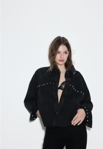 Camisa oversize corta de denim con tachuelas