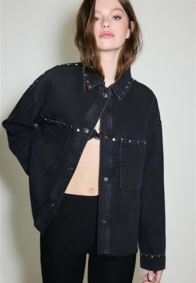 Camisa oversize corta de denim con tachuelas Camisa oversize corta de denim con tachuelas