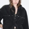 Camisa oversize corta de denim con tachuelas Camisa oversize corta de denim con tachuelas