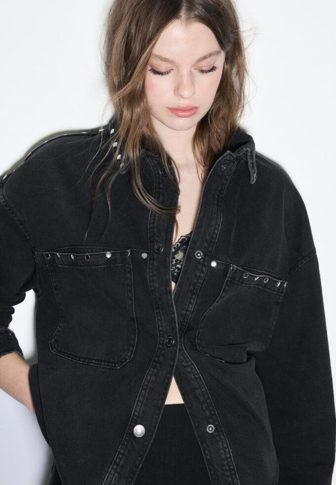Camisa oversize corta de denim con tachuelas Camisa oversize corta de denim con tachuelas