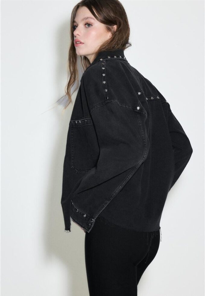 Camisa oversize corta de denim con tachuelas Camisa oversize corta de denim con tachuelas