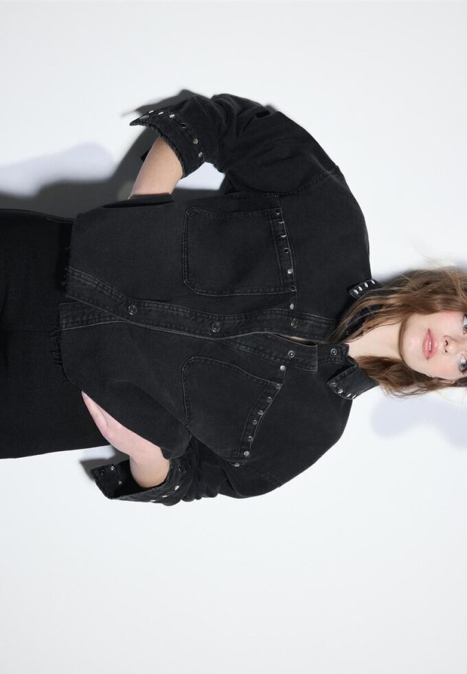Camisa oversize corta de denim con tachuelas Camisa oversize corta de denim con tachuelas