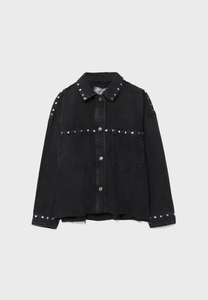 Camisa oversize corta de denim con tachuelas Camisa oversize corta de denim con tachuelas