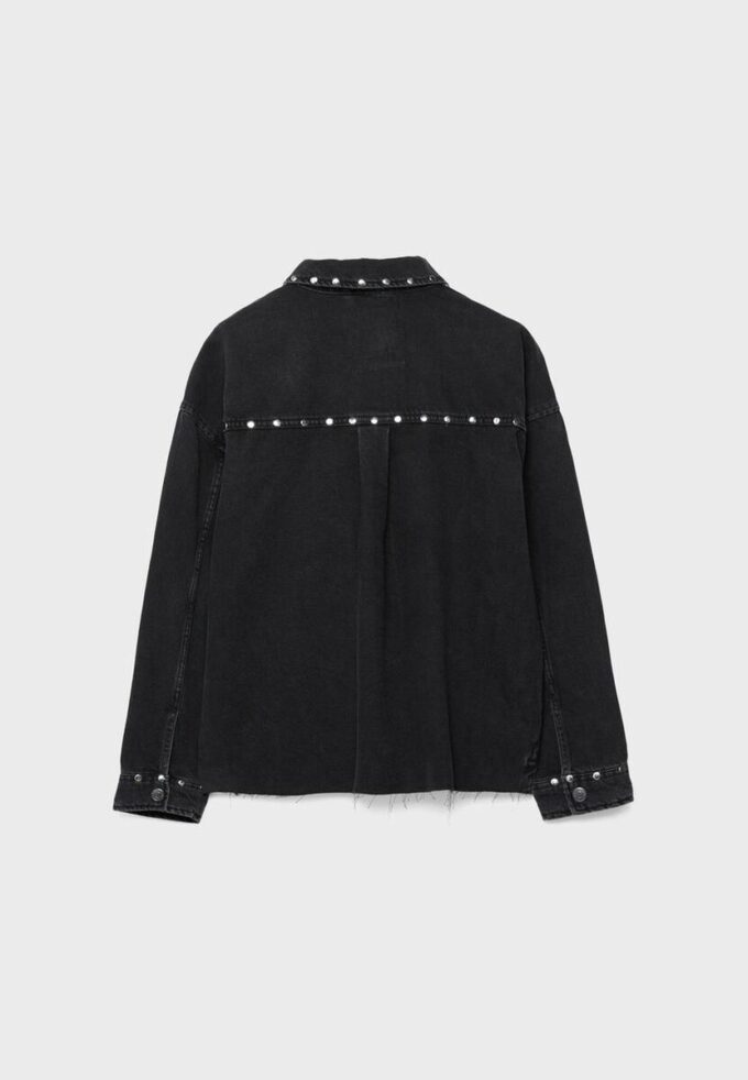 Camisa oversize corta de denim con tachuelas Camisa oversize corta de denim con tachuelas