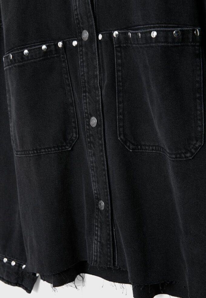 Camisa oversize corta de denim con tachuelas Camisa oversize corta de denim con tachuelas