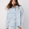 Camisa oversize corta de mezclilla con tachuelas Camisa oversize corta de mezclilla con tachuelas