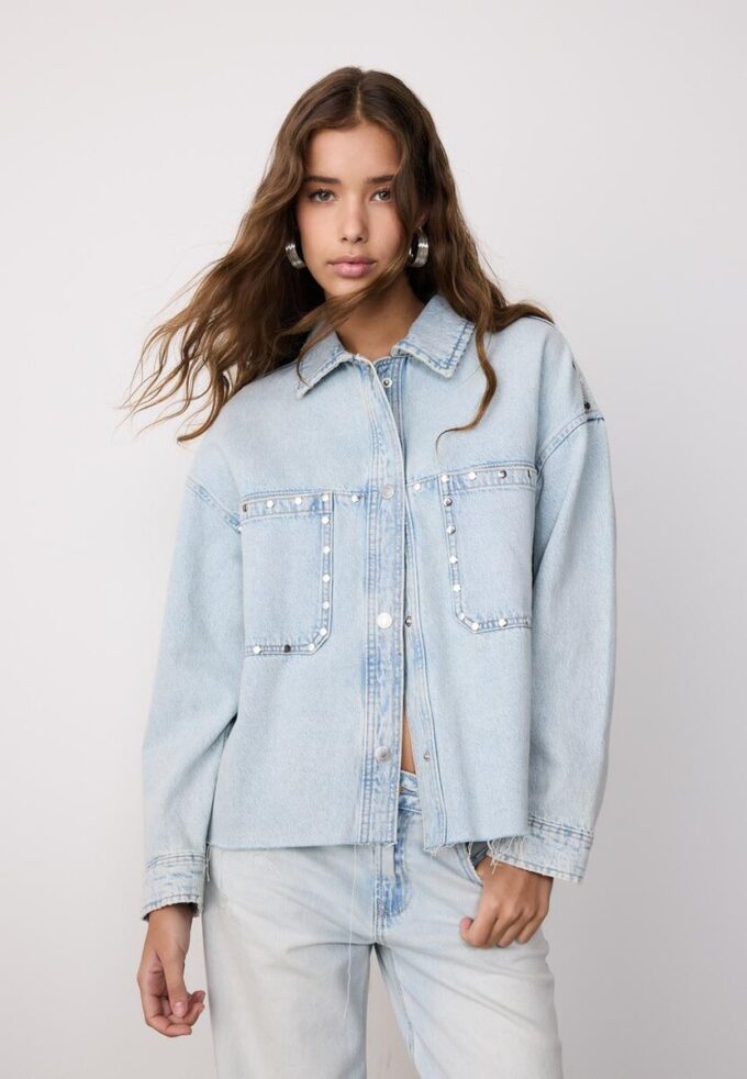 Camisa oversize corta de mezclilla con tachuelas Camisa oversize corta de mezclilla con tachuelas