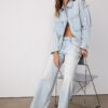 Camisa oversize corta de mezclilla con tachuelas Camisa oversize corta de mezclilla con tachuelas