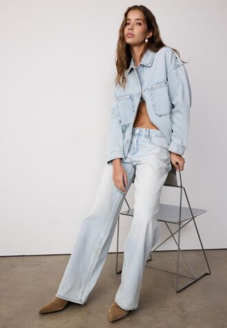 Camisa oversize corta de mezclilla con tachuelas