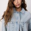Camisa oversize corta de mezclilla con tachuelas Camisa oversize corta de mezclilla con tachuelas