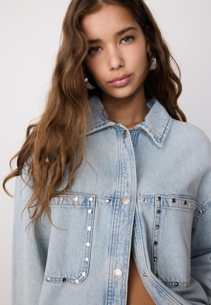 Camisa oversize corta de mezclilla con tachuelas Camisa oversize corta de mezclilla con tachuelas