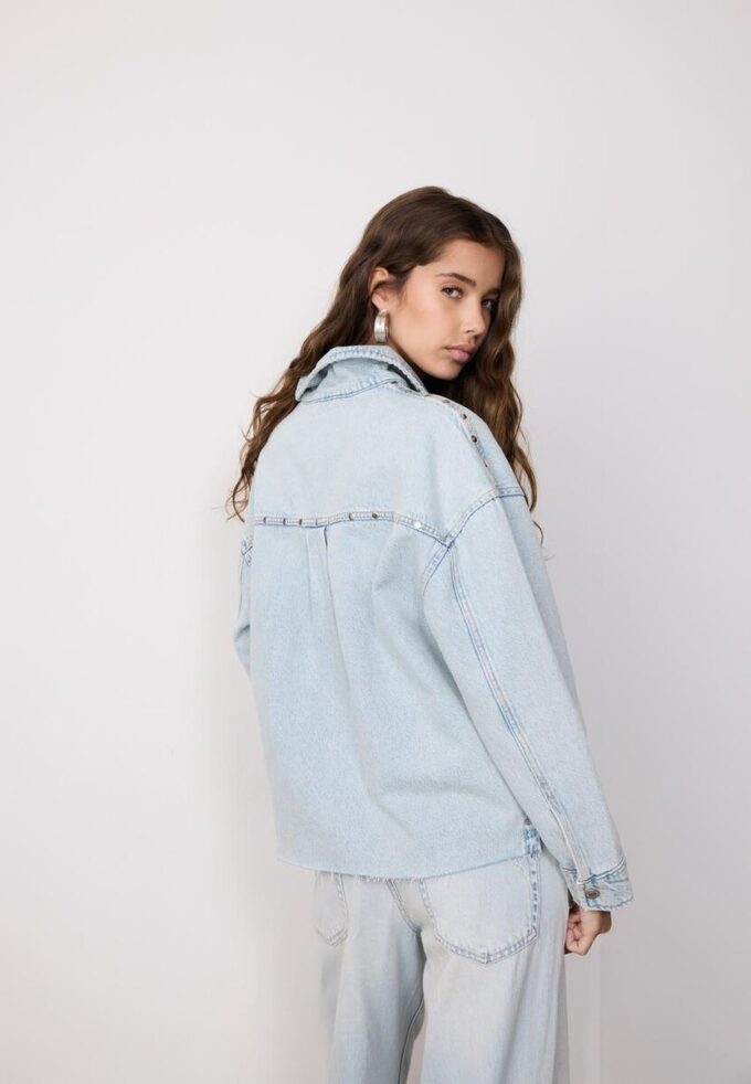 Camisa oversize corta de mezclilla con tachuelas Camisa oversize corta de mezclilla con tachuelas