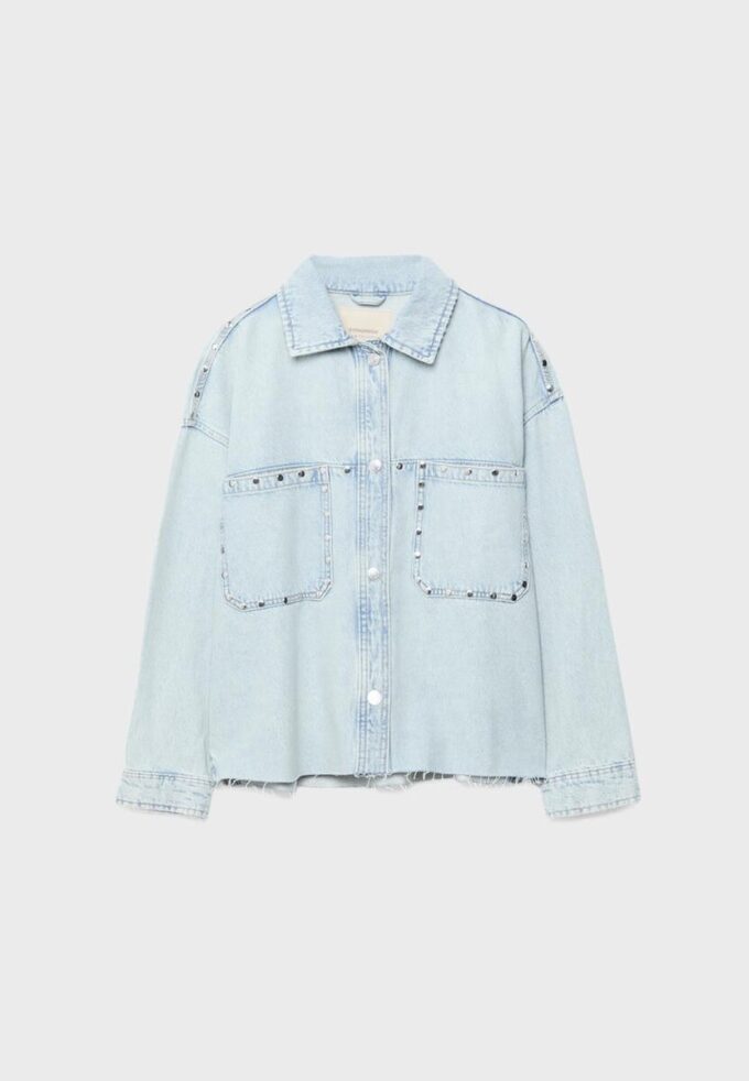 Camisa oversize corta de mezclilla con tachuelas Camisa oversize corta de mezclilla con tachuelas
