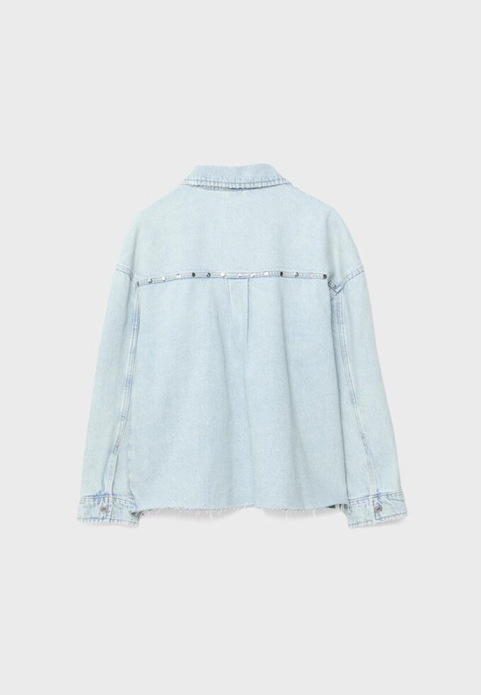 Camisa oversize corta de mezclilla con tachuelas Camisa oversize corta de mezclilla con tachuelas