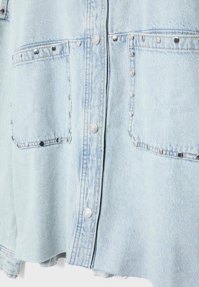 Camisa oversize corta de mezclilla con tachuelas Camisa oversize corta de mezclilla con tachuelas