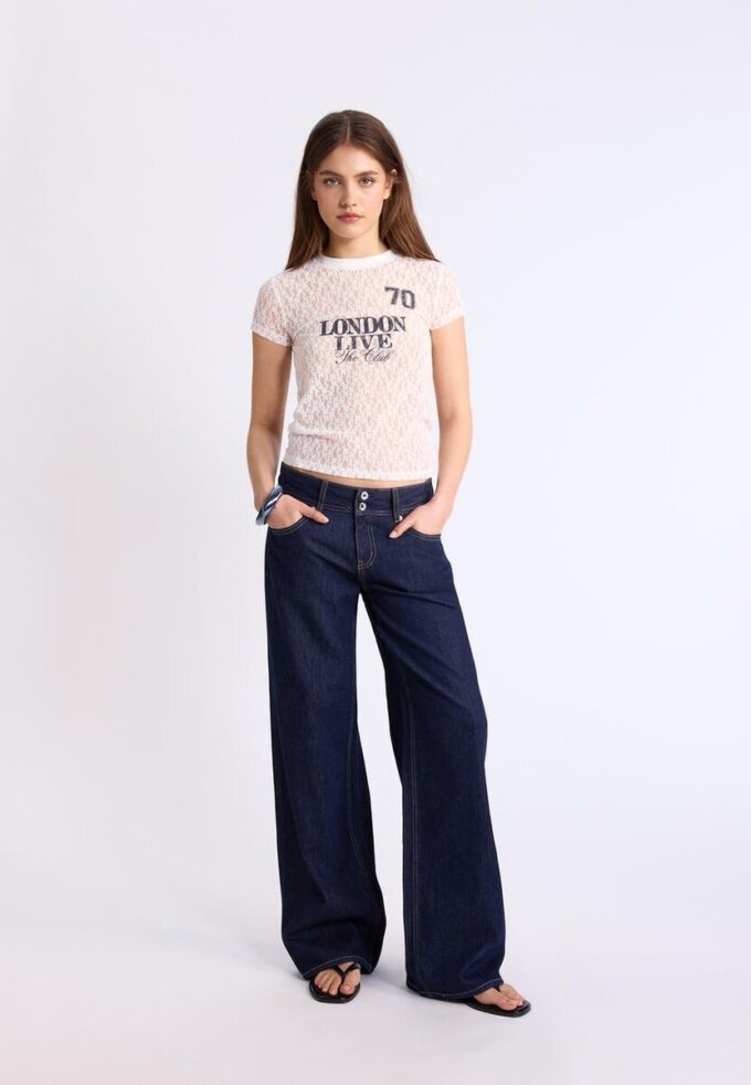 Camiseta ajustada con encaje y detalle gráfico Camiseta ajustada con encaje y detalle gráfico