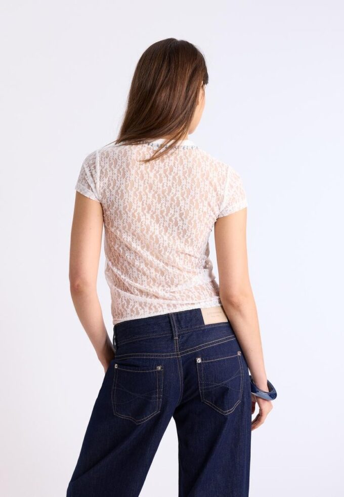 Camiseta ajustada con encaje y detalle gráfico Camiseta ajustada con encaje y detalle gráfico
