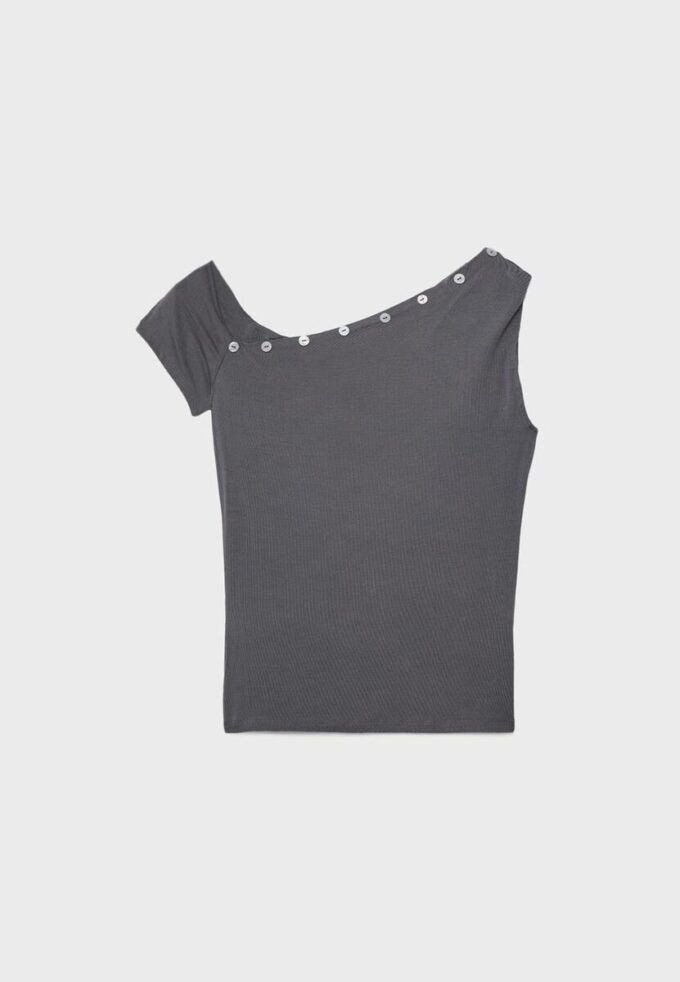 Camiseta asimétrica con botones Camiseta asimétrica con botones