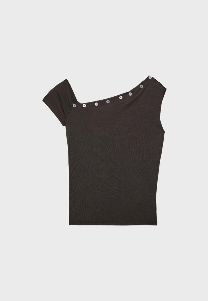 Camiseta asimétrica con botones Camiseta asimétrica con botones