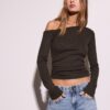 Camiseta asimétrica con detalle fruncido Camiseta asimétrica con detalle fruncido
