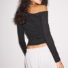 Camiseta asimétrica con detalle fruncido Camiseta asimétrica con detalle fruncido