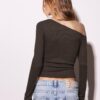 Camiseta asimétrica con detalle fruncido Camiseta asimétrica con detalle fruncido