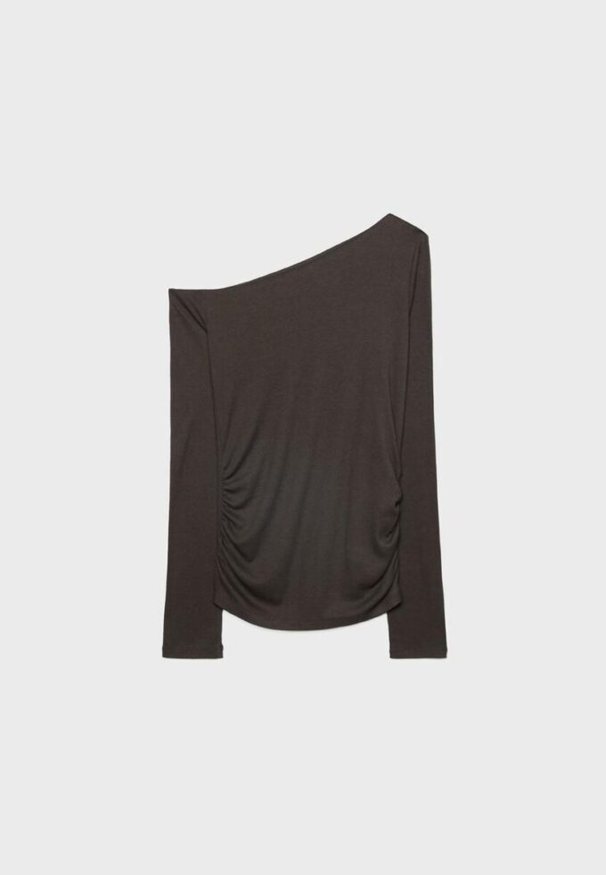 Camiseta asimétrica con detalle fruncido Camiseta asimétrica con detalle fruncido