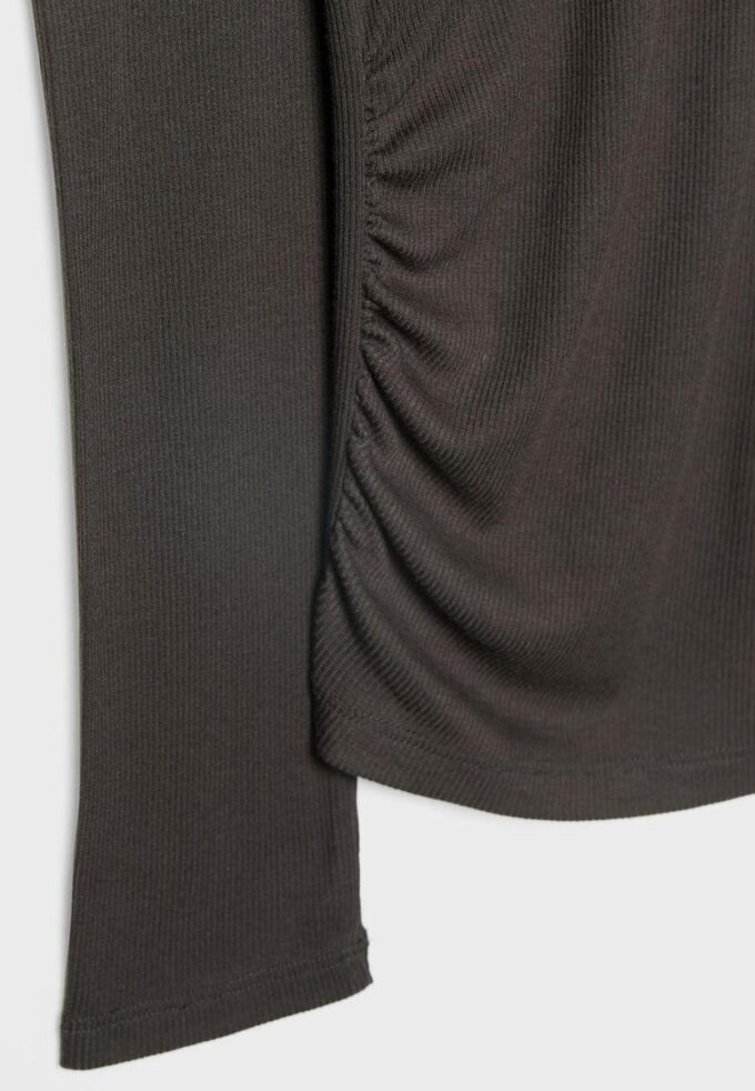 Camiseta asimétrica con detalle fruncido Camiseta asimétrica con detalle fruncido