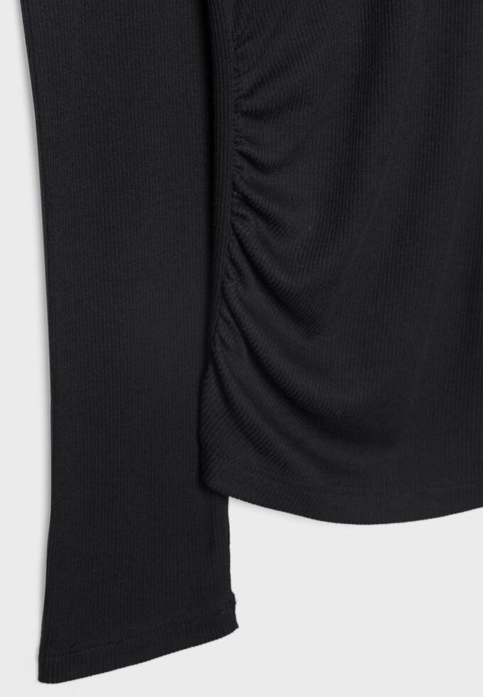 Camiseta asimétrica con detalle fruncido Camiseta asimétrica con detalle fruncido