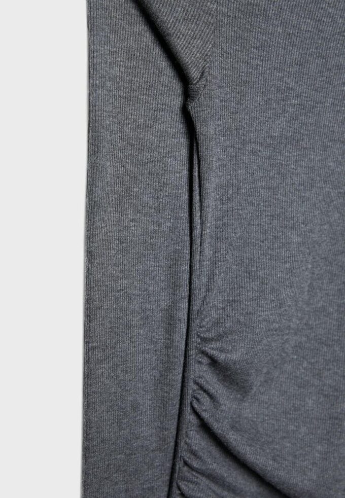 Camiseta asimétrica con detalle fruncido Camiseta asimétrica con detalle fruncido
