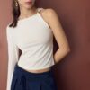 Camiseta asimétrica con hebilla metálica Camiseta asimétrica con hebilla metálica
