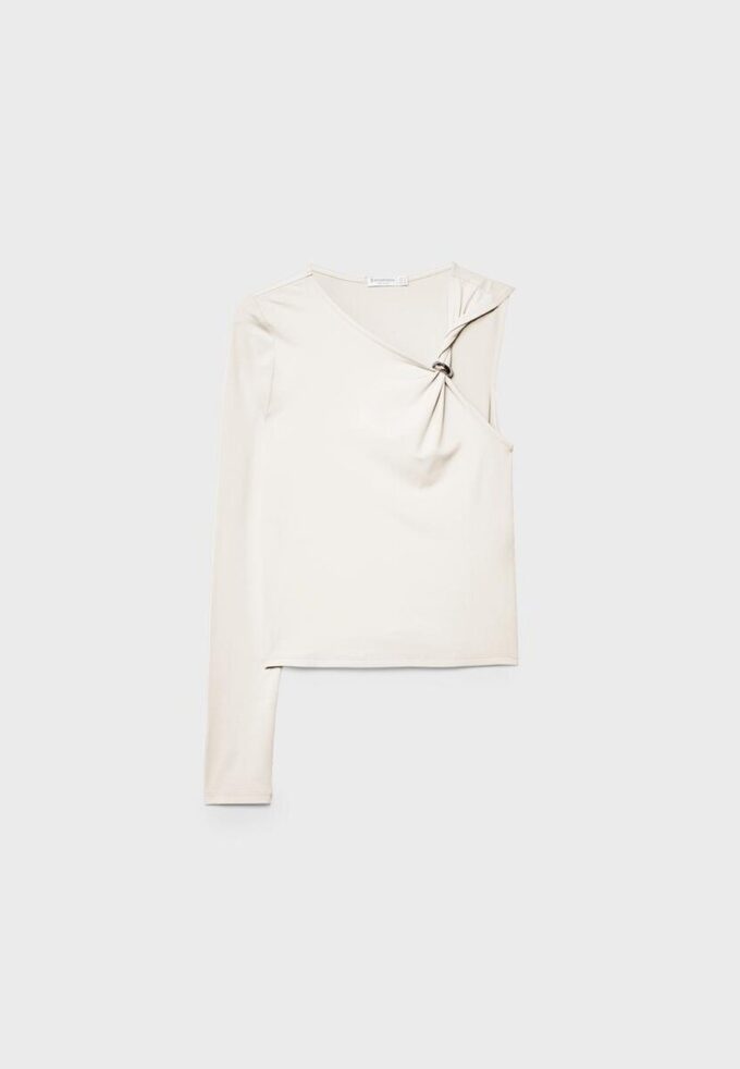 Camiseta asimétrica con hebilla metálica Camiseta asimétrica con hebilla metálica