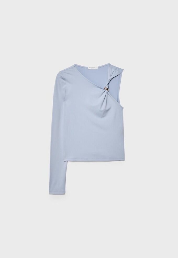 Camiseta asimétrica con hebilla metálica Camiseta asimétrica con hebilla metálica