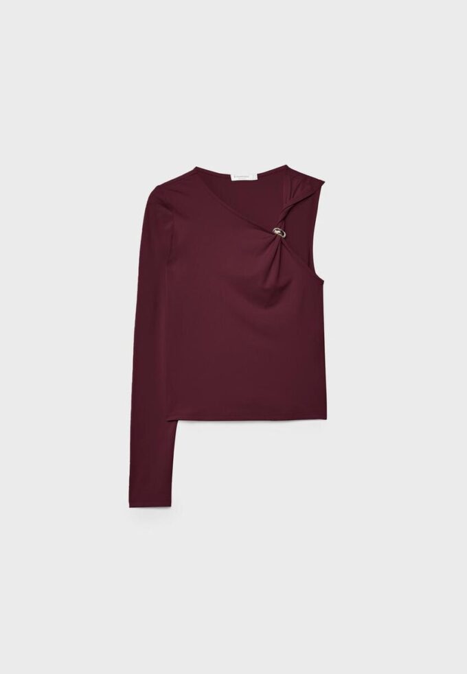Camiseta asimétrica con hebilla metálica Camiseta asimétrica con hebilla metálica